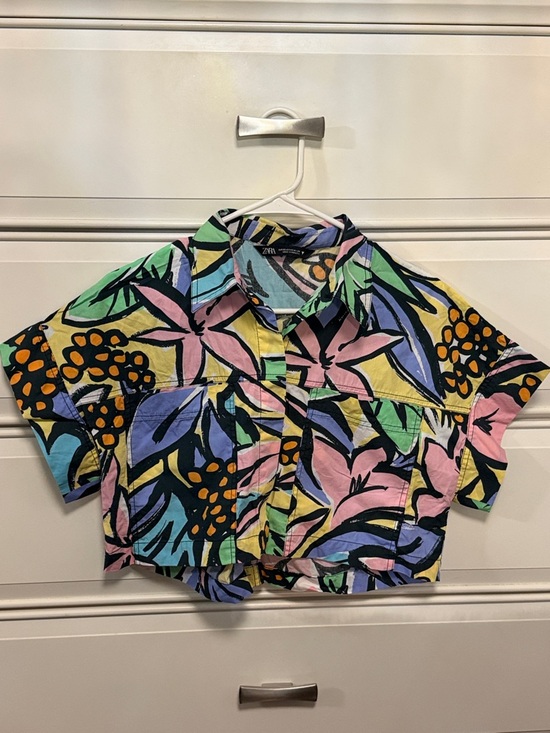 Zara Tops - Zara Multicolor Floral Cropped Button-Up — Pink, Yellow, Blue, Green, Black